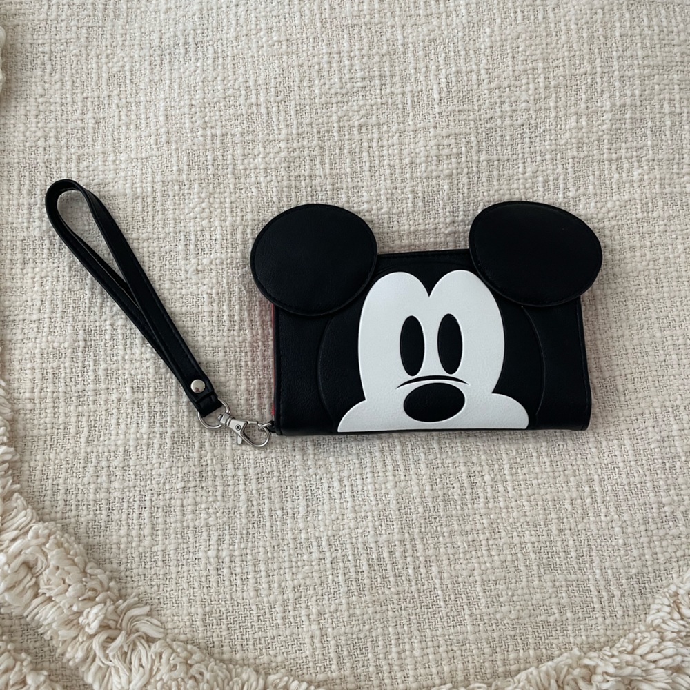 ADORABLE NWOT DISNEY MICKEY WALLET PHONE CASE WRISTLET